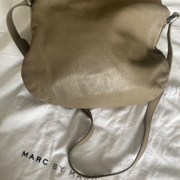 MARC by Marc Jacobs Preppy Natasha Leather Crossbody Taupe Grey Silver Hardware - Picture 3 of 9